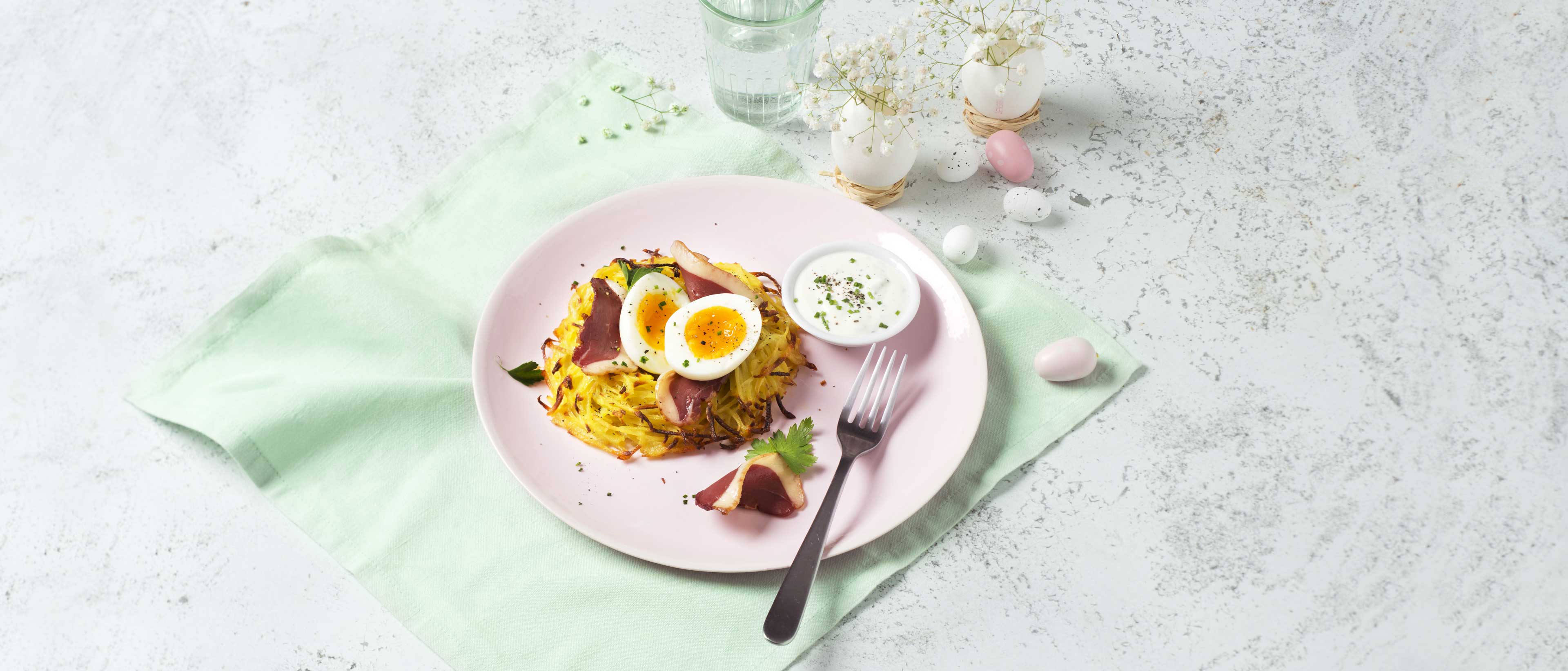 Nid De Pommes De Terre Au Magret Fumé Et Oeuf Mollet Crème à La Ciboulette